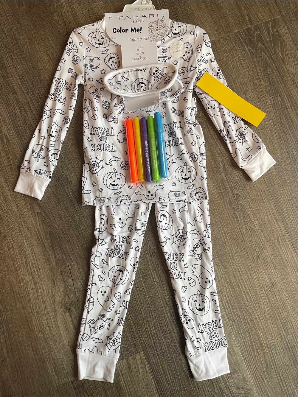 NWT Tahari Kids Halloween Color-Me Pajama Set with Fabric Markers